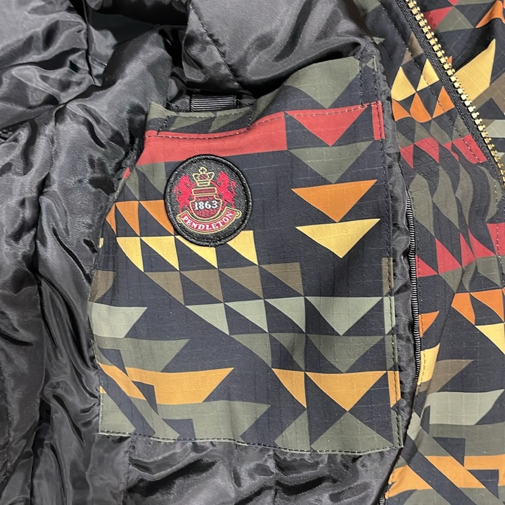 Brand new with tags Pendelton jacket. 2 zipper pockets in front and 1 inside. - Picture 9 of 9